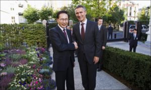 Lee-Myung Bak and Stoltenberg. (c) AP.
