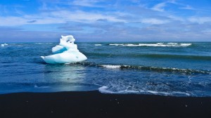 A beach in Iceland. (c) Mia Bennett.