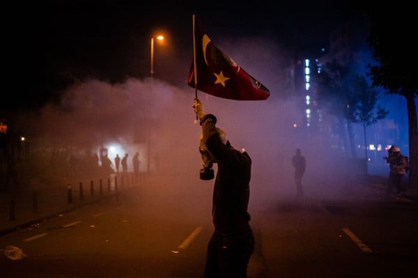 1024px-Protesters_action_during_Gezi_park_night_protests._Events_of_June_15,_2013-2