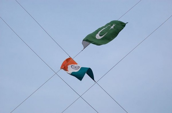 640px-Flags_of_India_and_Pakistan