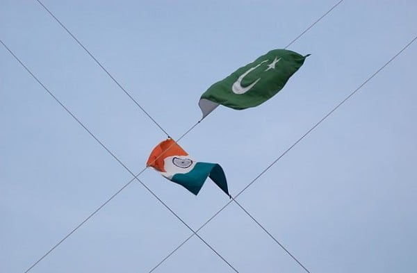 640px-Flags_of_India_and_Pakistan