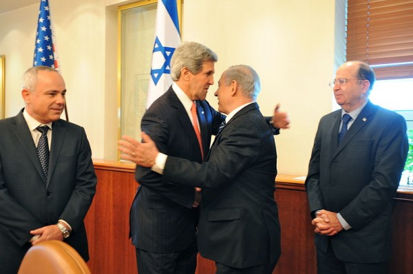 800px-Secretary_Kerry_Greets_Prime_Minister_Netanyahu