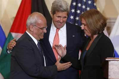 Secretary of State John Kerry with Palestinian Chief Negotiator Saeb Erekat and Israeli Minister of Justice Tzipi Livni.