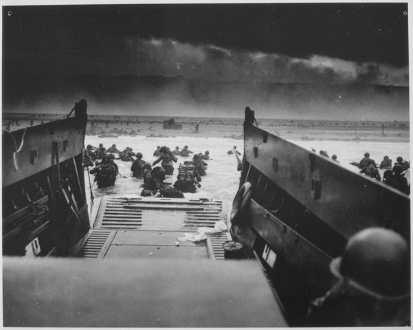 Photograph_of_the_Normandy_Invasion_-_NARA_-_513173