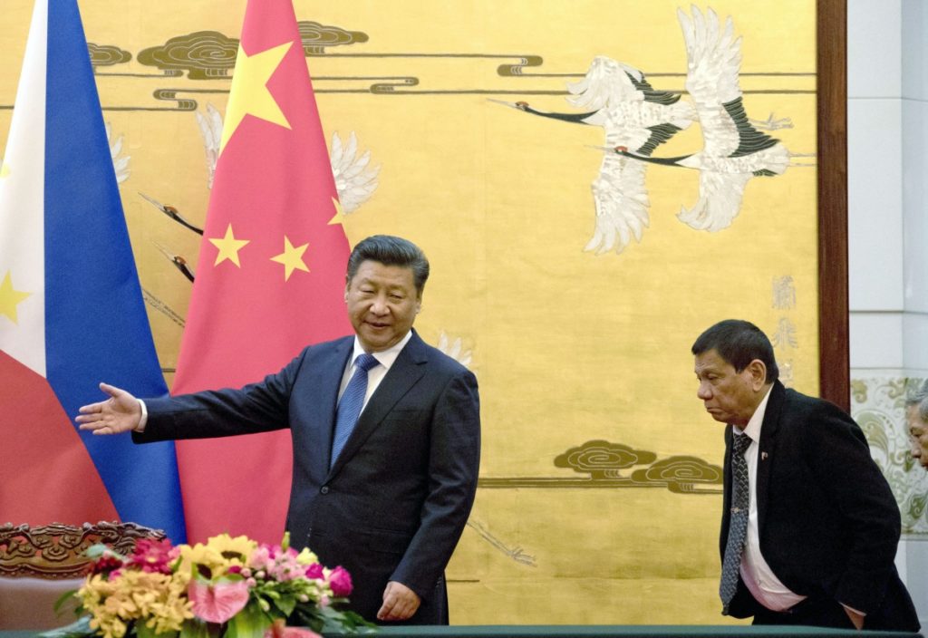 Chinese President Xi Jinping (left) shows the way to Rodrigo Duterte at a signing ceremony. Photo: AP