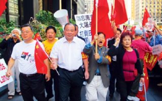 Zhu Lichuang (left) and Hua Junxiong (3rd from left) lead anti-Japanese demonstration, New York, 2012 (NewHana.com)