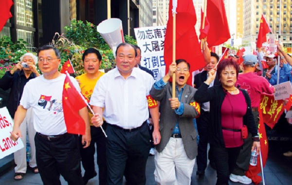 Zhu Lichuang (left) and Hua Junxiong (3rd from left) lead anti-Japanese demonstration, New York, 2012 (NewHana.com)