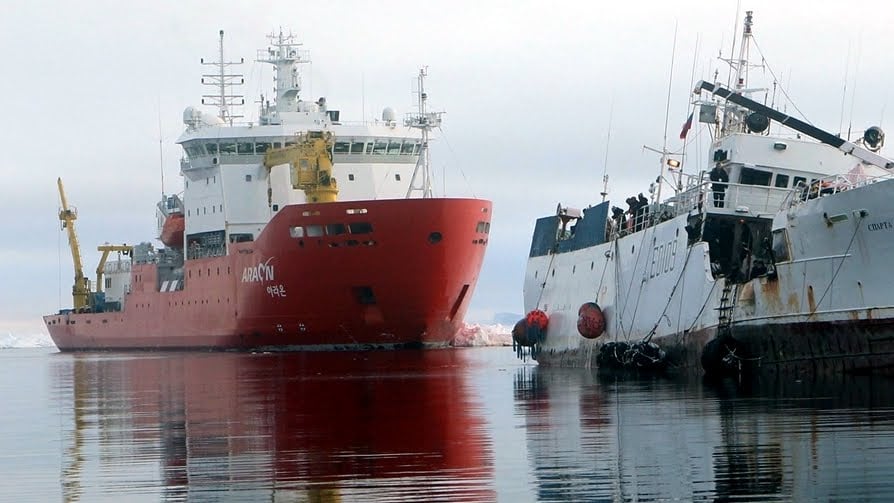 Araon rescuing Sparta in December 2011 off Antarctica.