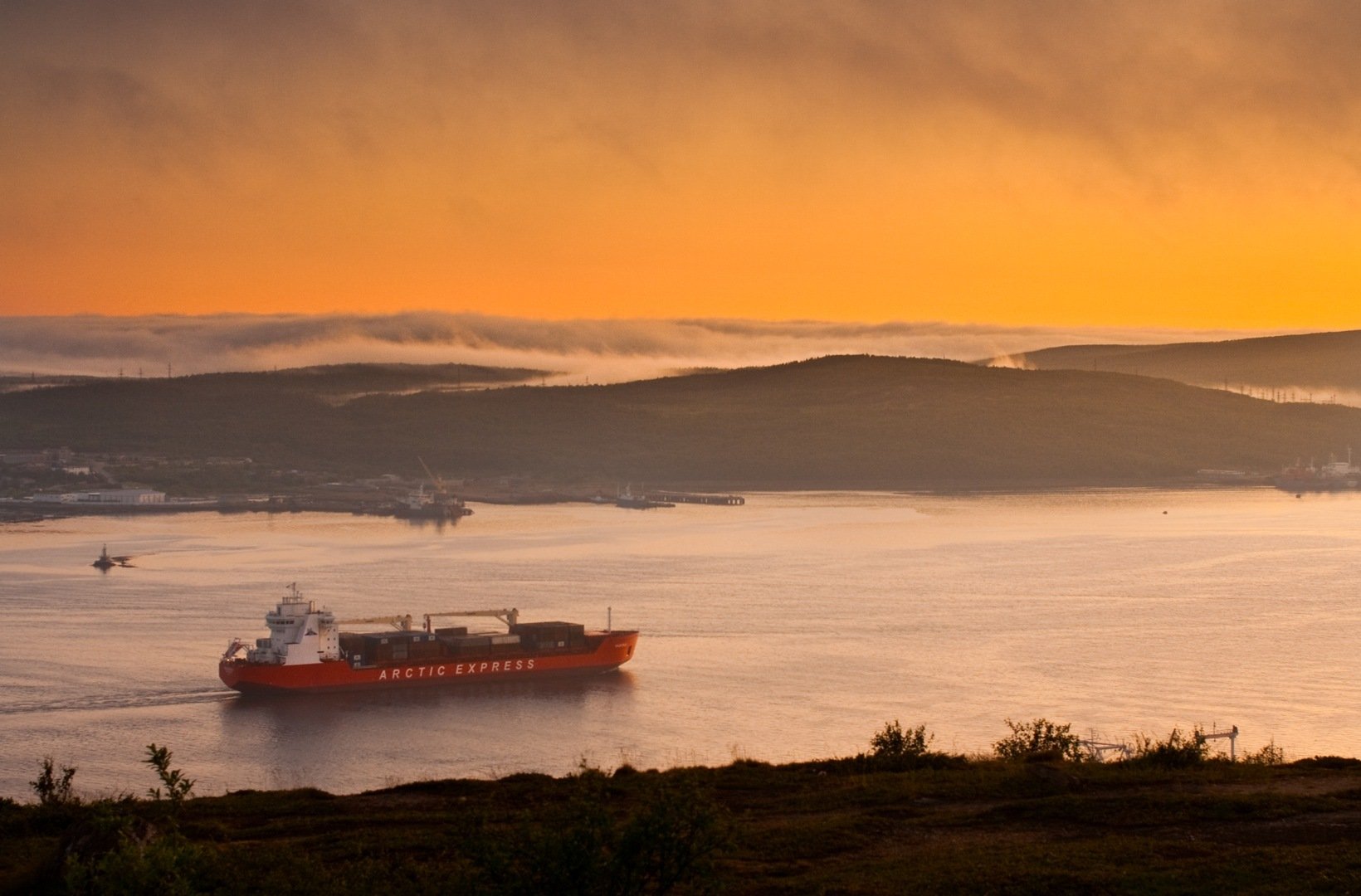 A container ship outside Murmansk. (c) Tom Thiel.