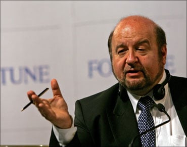 Defining Idiotocracy and Solutions to Apathy and Corruption: Hernando de Soto on the Economic Crisis