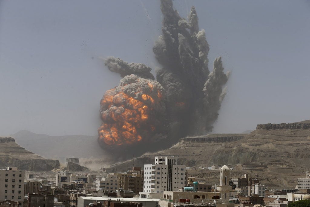 Smoke rises during an air strike on an army weapons depot on a mountain overlooking Yemen's capital Sanaa April 20, 2015. REUTERS/Khaled Abdullah TPX IMAGES OF THE DAY - RTX19GM1