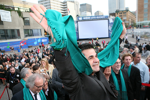 jafar-panahi-waving-green-scarf