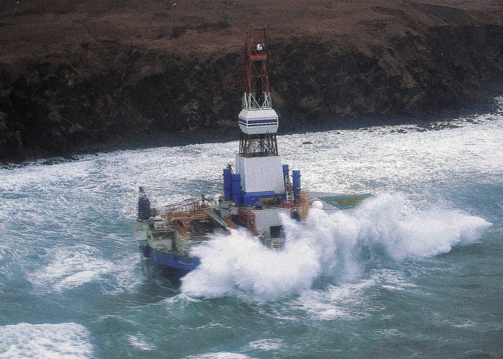 More trouble for Shell in Alaska as oil rig runs aground