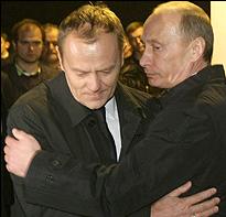 putin-tusk-hug