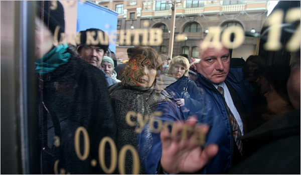 Ukranian citizens line-up to withdraw funds from bank.