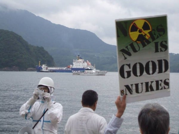 Protesters demonstrate against first post-3/11 shipment of MOX fuel to Japan. (Eric Johnston)